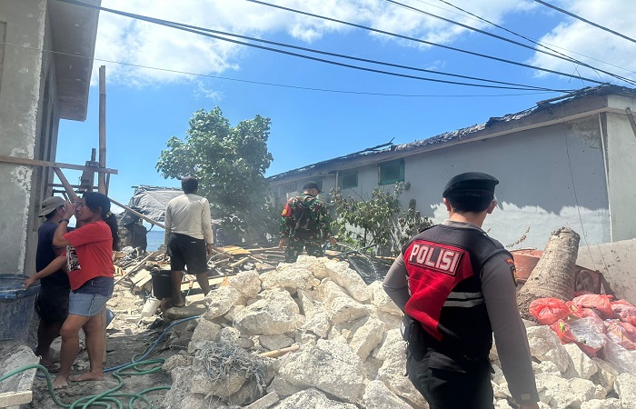 Petugas mendatangi lokasi kebakaran. Kebakaran itu terjadi akibat aktivitas pembakaran material bangunan di samping vila.