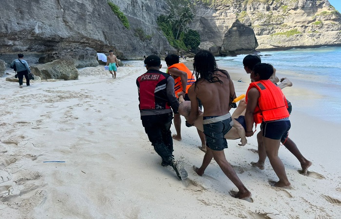 Petugas mengevakuasi jenazah WNA Ukraina yang ditemukan tewas di perairan Pantai Diamond, Nusa Penida.