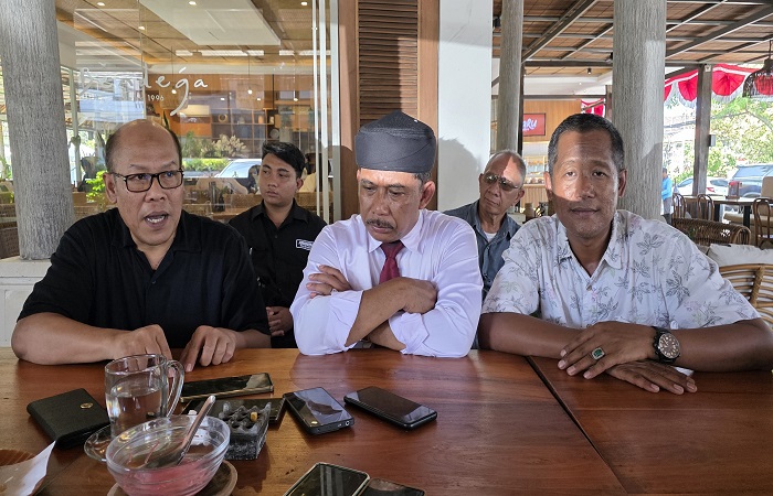 Dari kananSri Surono, 48, didampingi Kuasa Hukumnya R Teddy Raharjo, dan kakaknya Rusdianto alias Antok, di Denpasar, Senin (4/8) kemarin.