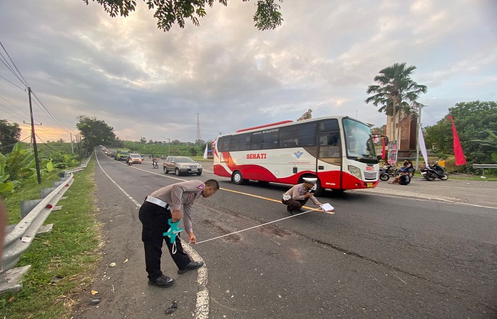 Olah TKP kecelakaan motor dan mobil di Jalan Denpasar- Gilimanuk, depan Anjungan Cerdas Rambut Siwi.
