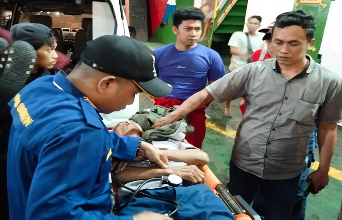 Penumpang kapal yang meninggal saat akan dievakuasi ke darat dengan ambulans.