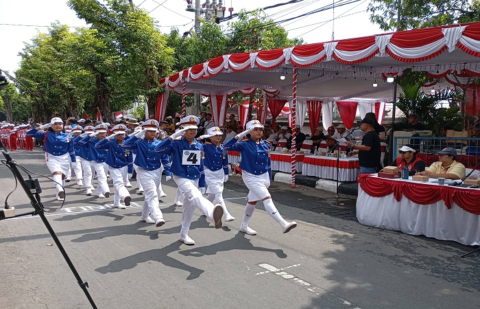 Salah satu peserta lomba gerak jalan delapan kilometer tingkat SD. Melalui kegiatan ini, diharapkan tertanam jiwa nasionalisme pada generasi muda.