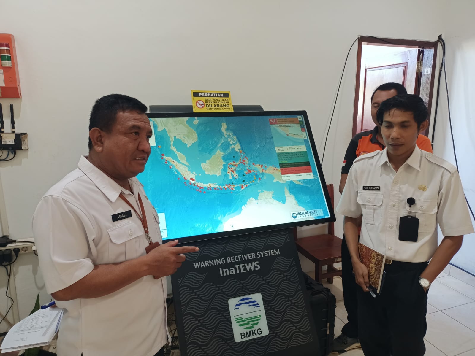DETEKSI DINI: Alat Warning Receiver System (WRS) dan sirine tsunami portable Bali Tsunami Early Warning System (BTEWS) di Kantor BPBD Buleleng.