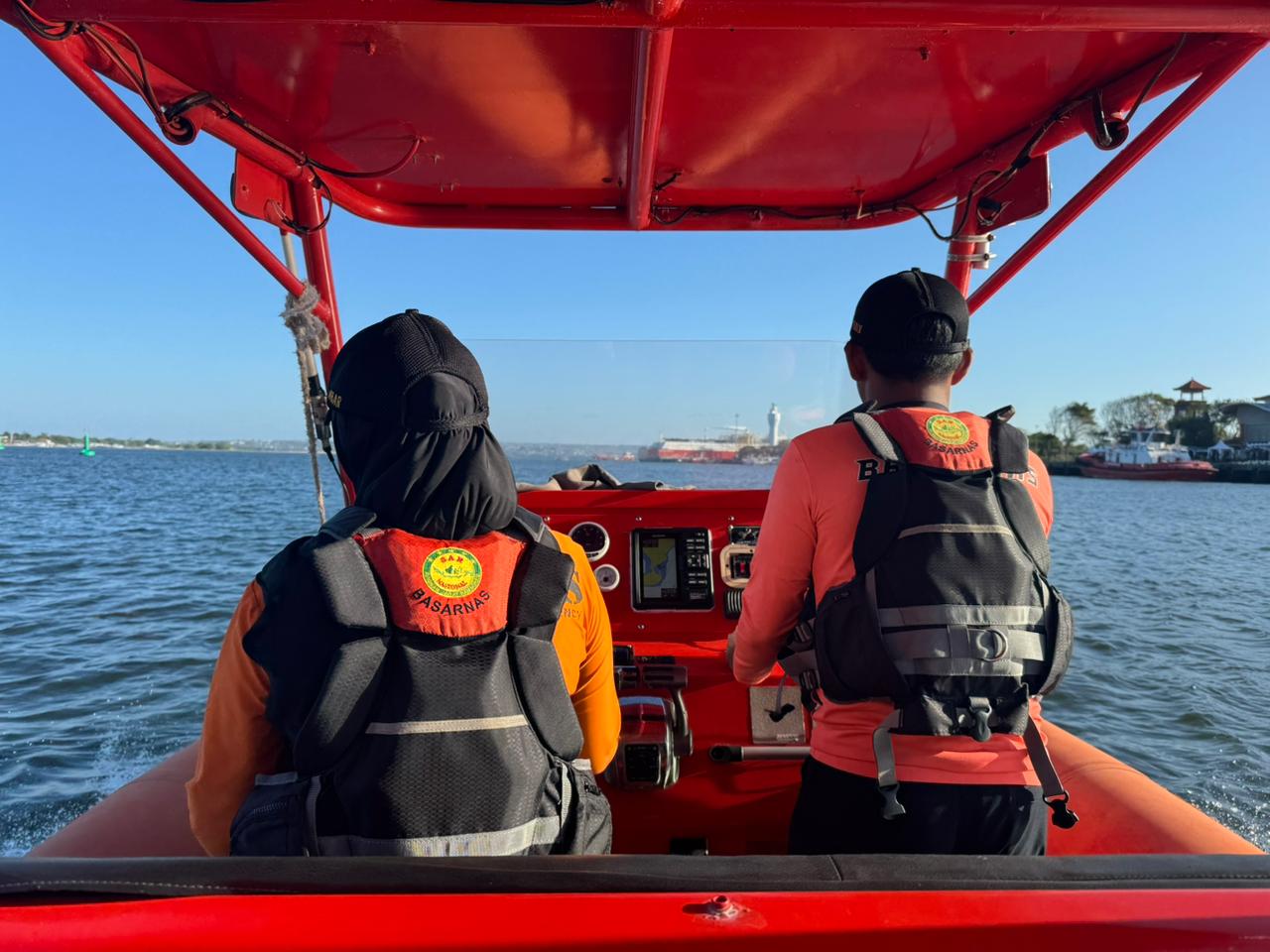 PENYISIRAN: Tim SAR melakukan penyisiran di perairan Sanur, mengantisipasi korban kandasnya fast boat.