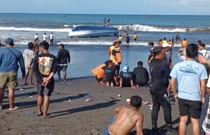 Kapal terbalik dihantam ombak di perairan Sanur, Denpasar. Puluhan orang berhasil diselamatkan.