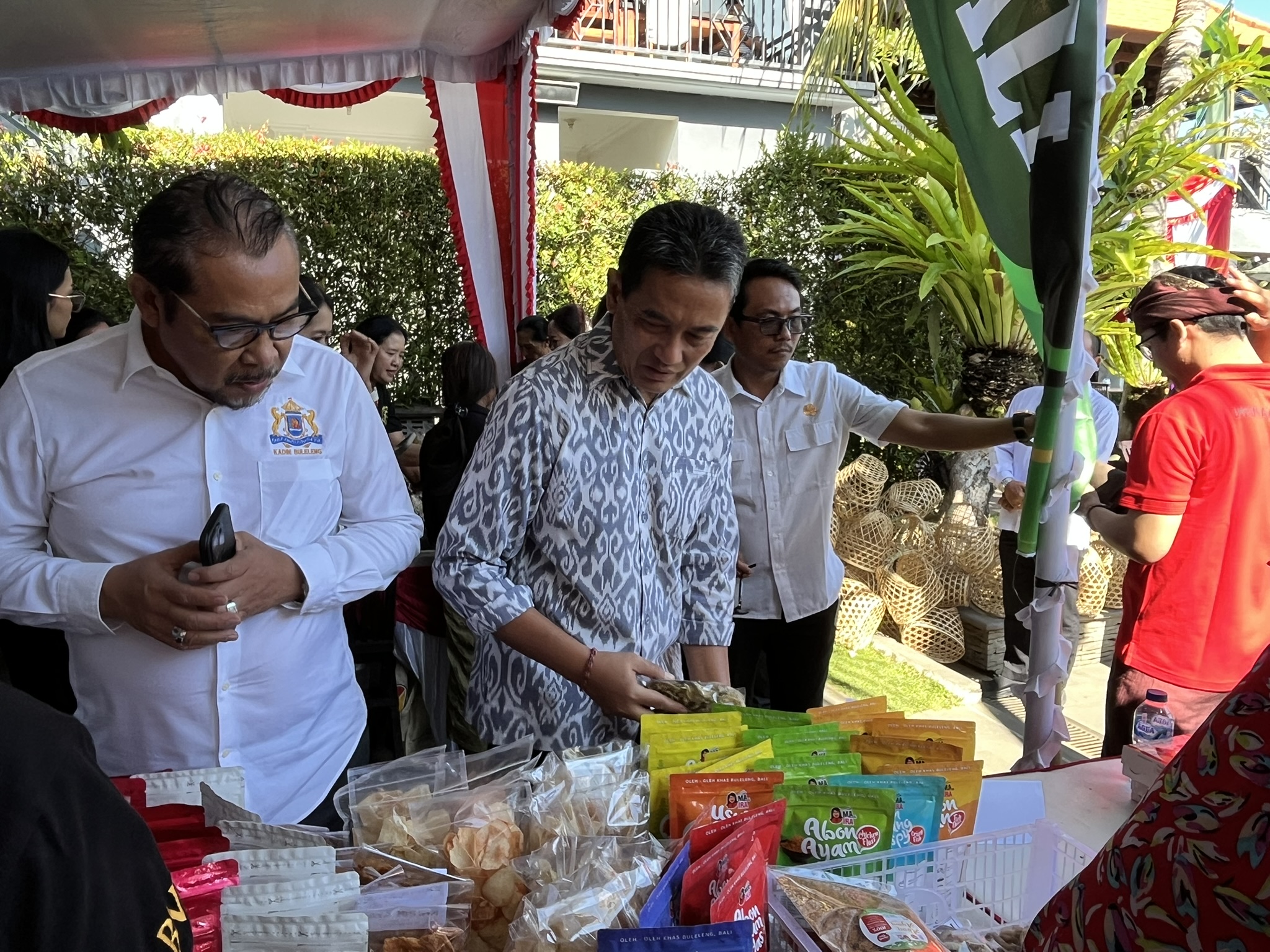 BERDAYAKAN UMKM: Suasana pameran produk UMKM pada perayaan HUT UMKM Aluh Buleleng.