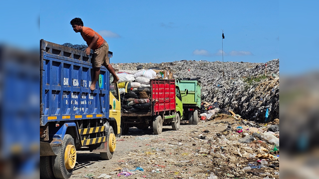 MENGULAR: Antrean truk yang hendak membuang sampah ke TPA Suwung.