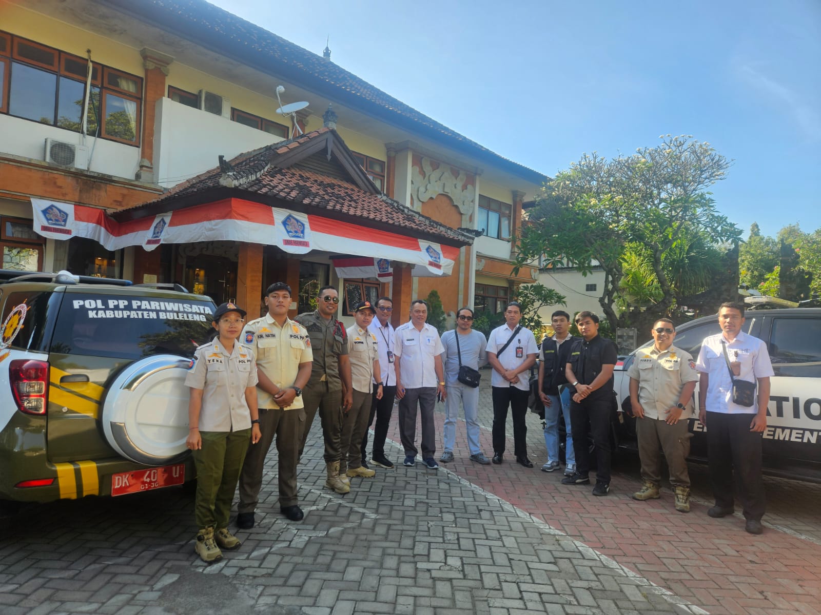 LAKUKAN PENELUSURAN: Tim dari Dinas Pariwisata, Pol PP,  dan Imigrasi melakukan penelusuran aksi tightrope yang dilakukan wisatawan di Air Terjun Sekumpul.
