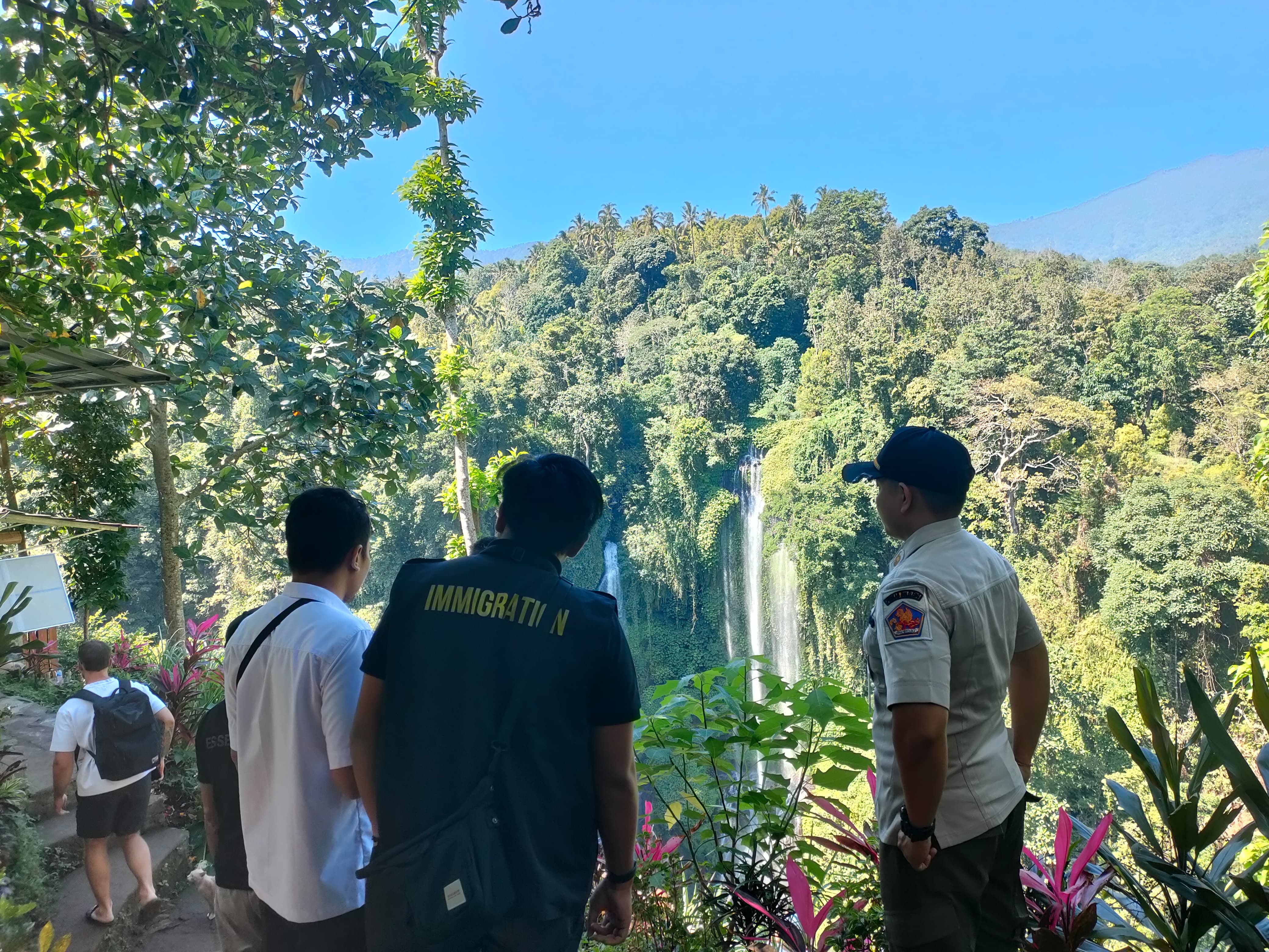 CEK LOKASI: Tim dari Dinas Pariwisata Buleleng, Pol PP, dan Imigrasi mengecek objek wisata Air Terjun Sekumpul yang diduga menjadi lokasi aksi tightrope.