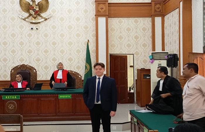 William Wallace Molyneaux V usai menjalani sidang dakwaan di PN Denpasar. di Tampil necis saat menjalani sidang.