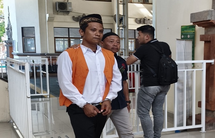 Ahmad Real J, terdakwa pencabulan terhadap anak tiri dibawa ke ruang tahanan usai menjalani sidang tertutup di PN Denpasar.