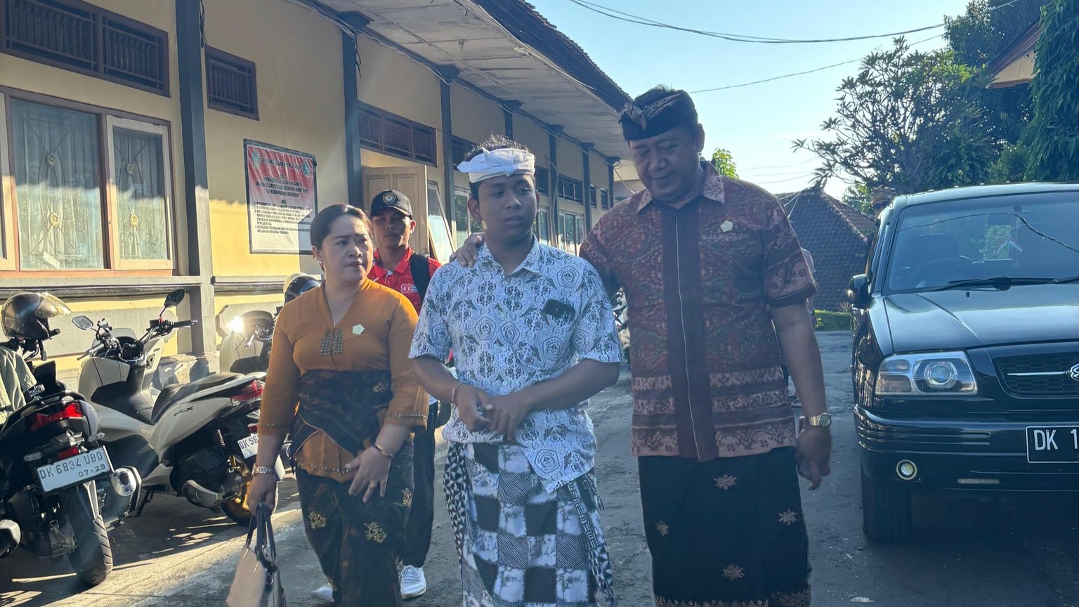 BERI SEMANGAT: Ketua Komisi IV DPRD Buleleng, Nyoman Sukarmen (kanan) bertemu dengan Gede Sumerta (tengah) siswa di SMAN 2 Banjar.