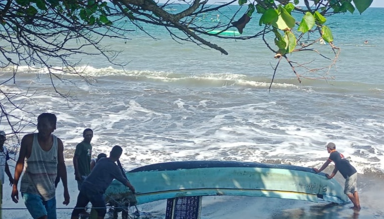 RUSAK PARAH: Perahu nelayan di pesisir Kabupaten Jembrana, Bali, mengalami kerusakan akibat gelombang pasang.
