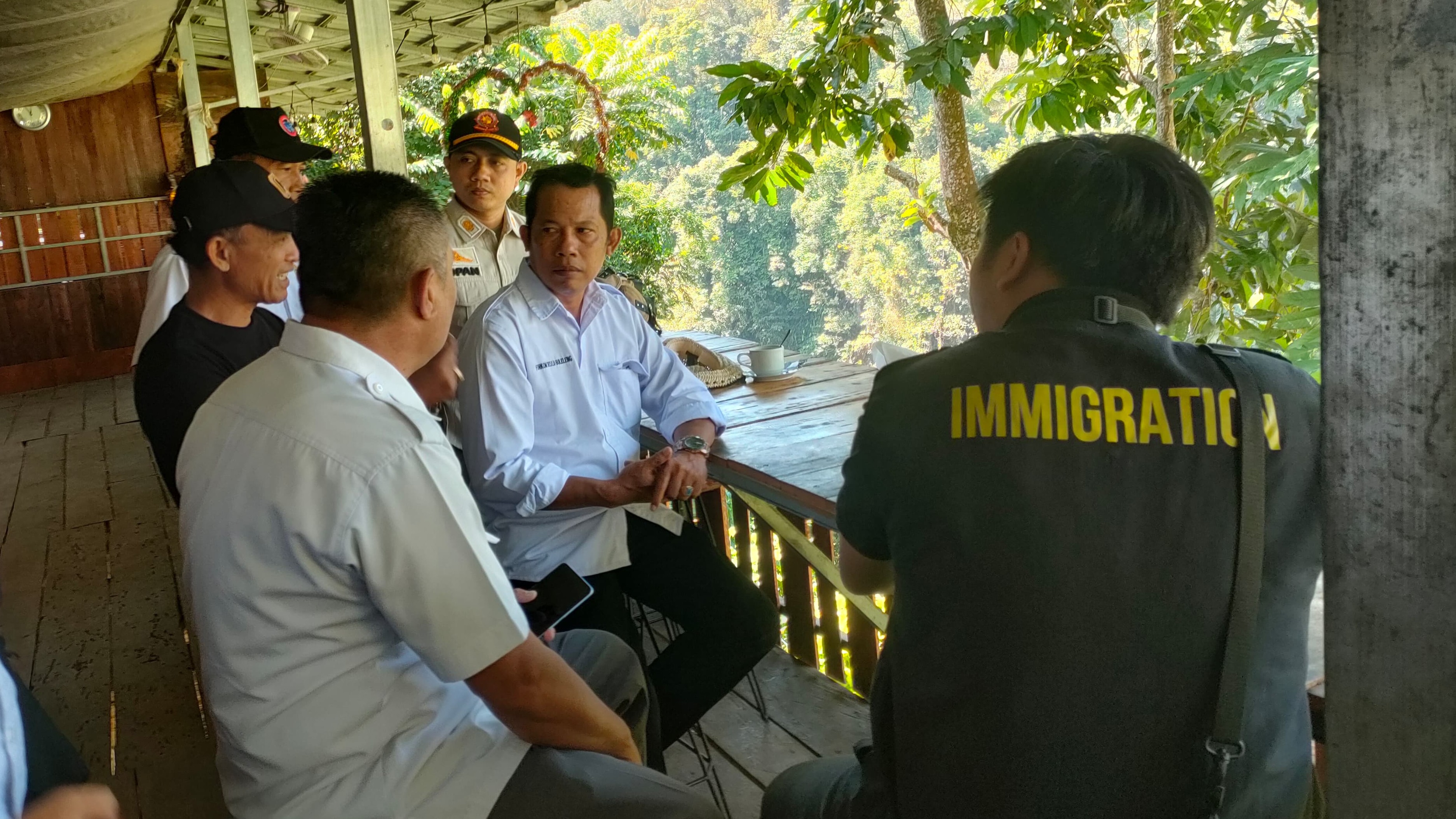 CARI TURIS: Tim dari Dinas Pariwisata Buleleng dan Imigrasi berusaha mencari tahu identitas turis yang melakukan aksi sirkus tightrope di Air Terjun Sekumpul.