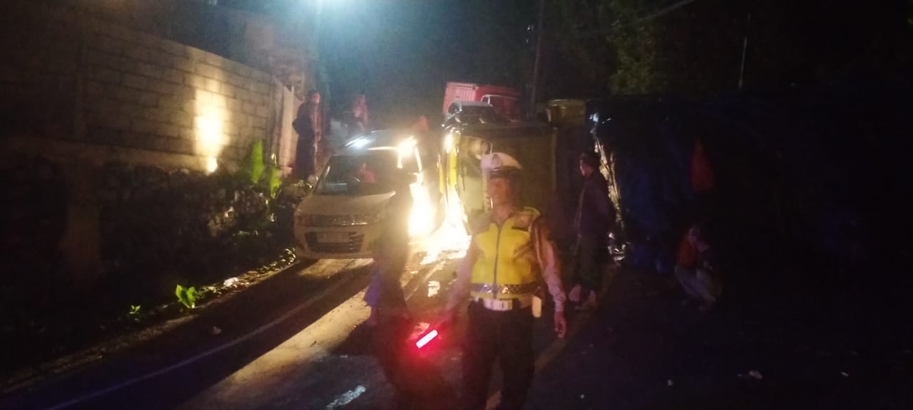 TERGULING: Sebuah truk mengalami kecelakaan tunggal di Jalan Raya Singaraja-Denpasar, tepatnya di wilayah Desa Gitgit.