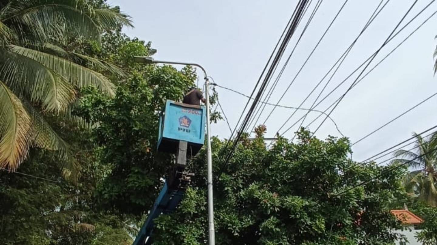 PERBAIKI LAMPU: Tim dari Dinas Perhubungan Buleleng melakukan perbaikan Lampu Penerangan Jalan Umum (LPJU) di Jalan Raya Singaraja-Amlapura.