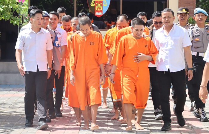 Satuan Narkoba Polresta Denpasar beberkan hasil tangkapan, Rabu (6/8). Sebanyak 45 tersangka diperlihatkan ke media. Mereka terlibat peredaran gelap narkoba di Bali.