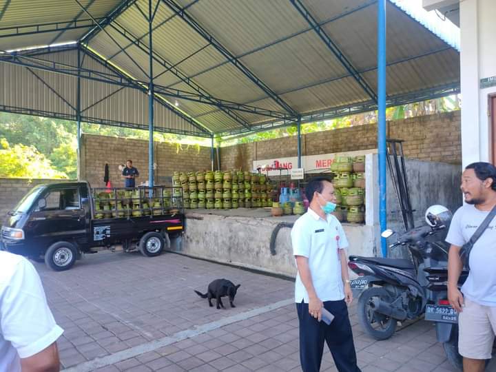 LANGKA: Tim  dari Dinas Perdagangan melakukan pemantauan pasokan gas LPG ke agen penyalur elpiji di Bali.