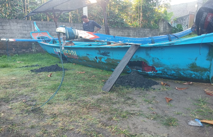 Kondisi jukung nelayan di Pantai Yeh Gangga, Sudimara Tabanan yang rusak diterjang ombak laut.