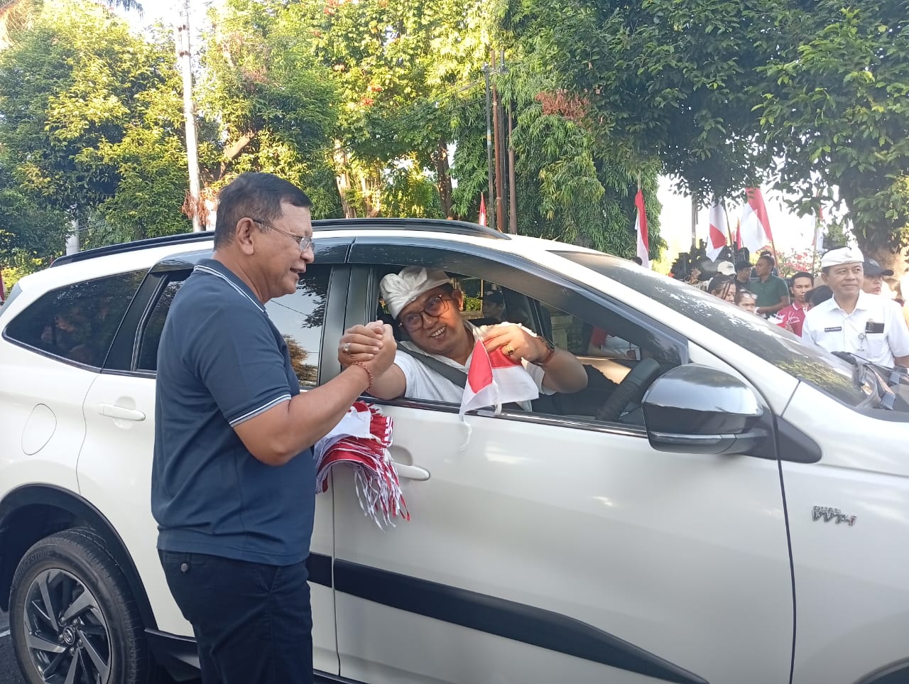 SEMARAK KEMERDEKAAN: Bupati Buleleng, I Nyoman Sutjidra membagikan bendera kepada masyarakat Buleleng, serangkaian HUT Kemerdekaan ke-80 Republik Indonesia.