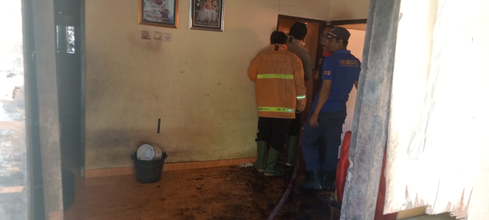 KEBAKARAN: Petugas pemadam kebakaran memadamkan api di sebuah rumah yang terletak di Desa Kubutambahan, Buleleng.