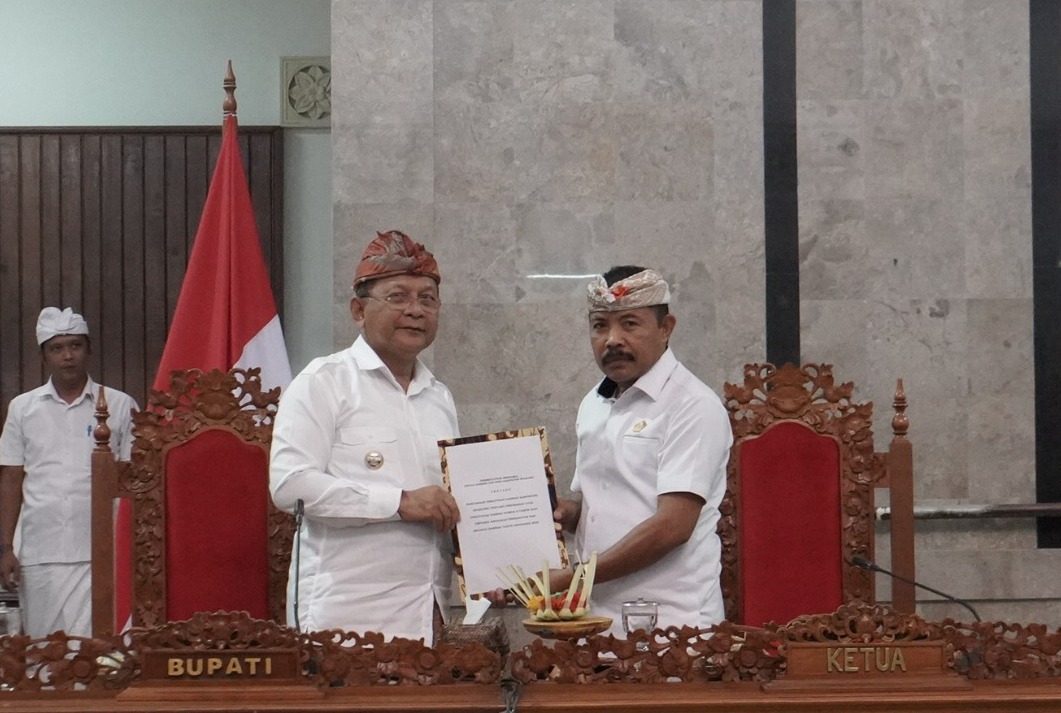 SAH!: Ketua DPRD Buleleng, Ketut Ngurah Arya (kanan) menyerahkan berita acara pengesahan Perda APBD Perubahan 2025 kepada Bupati Buleleng, I Nyoman Sutjidra.