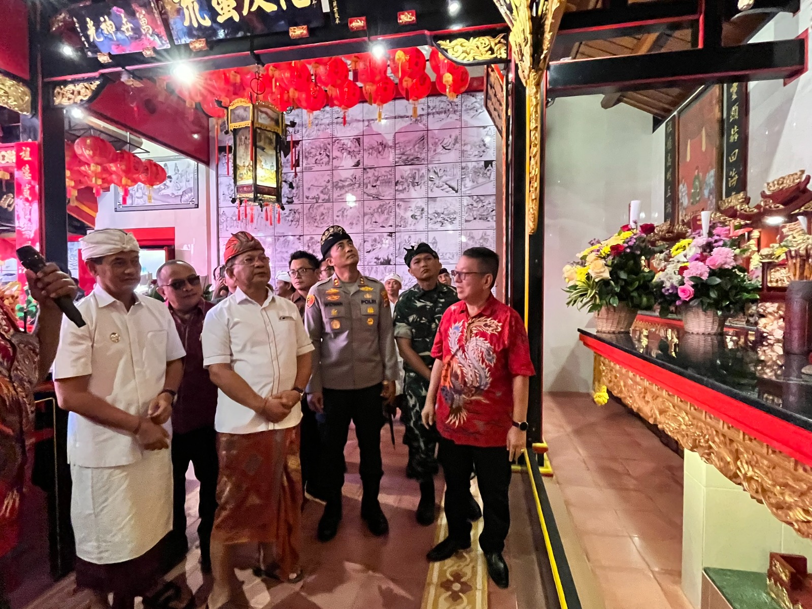 JEJAK SEJARAH: Bupati Buleleng, Nyoman Sutjidra dan Wakil Bupati Buleleng, Gede Supriatna saat mengunjungi TITD Ling Gwan Kiong, Singaraja. Klenteng itu merupakan salah satu jejak sejarah kota.
