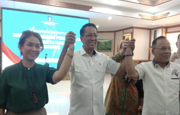 Menteri Hukum, Supratman Andi Agtas (tengah) menyaksikan perdamaian pihak Mie Gacoan (kiri) dengan LMK SELMI (kanan) kemarin.