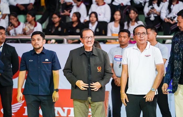Ketua KONI Bali IGN Oka Darmawan (tengah) saat pembukaan Honda DBL with Kopi Good Day 2025 Bali pada Jumat (8/8) di GOR Purna Krida, Kerobokan, Badung.