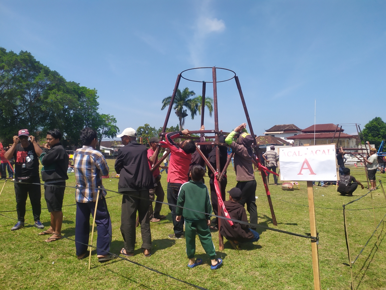 LOMBA BURUNG: Atraksi Lomba Merpati Terbang Tinggi yang digelar di Lapangan Alun-Alun Kota Negara.