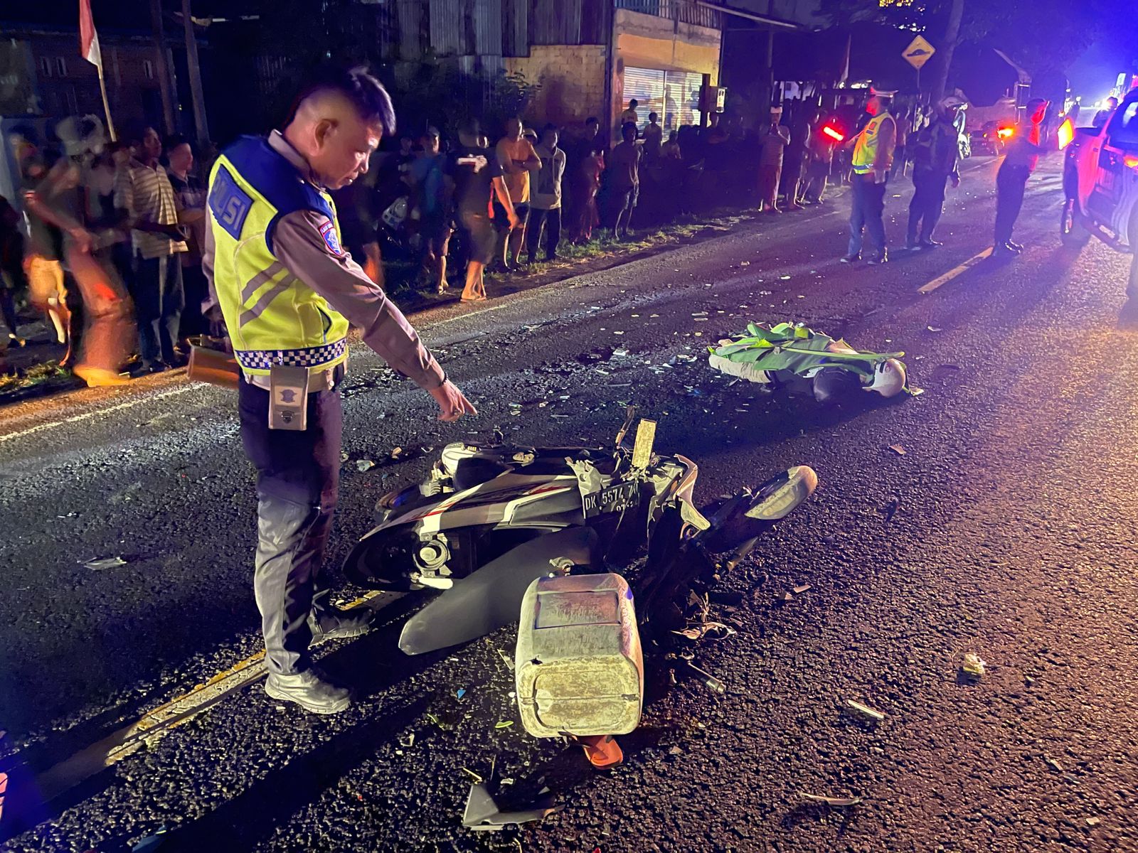 KECELAKAAN MAUT: Polisi melakukan olah TKP Kecelakaan maut yang terjadi di Jalan Raya Denpasar-Gilimanuk.