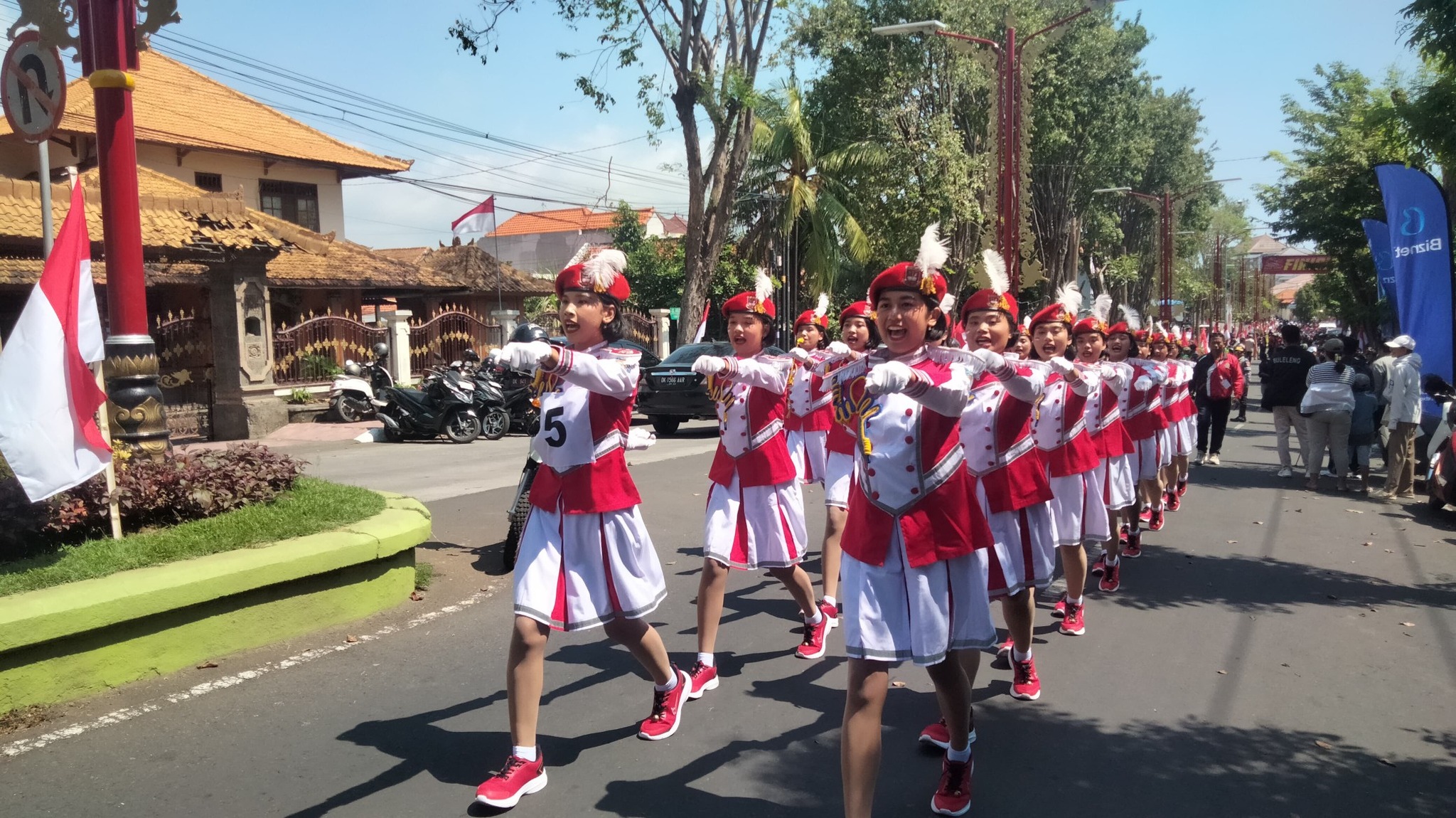 JUARA: Tim gerak jalan putri SMAN Bali Mandara saat mengikuti Lomba Gerak Jalan 17 KM Dewasa Putri. Tahun ini SMAN Bali Mandara berhasil mengawinkan gelar lomba gerak jalan dewasa putra dan putri.