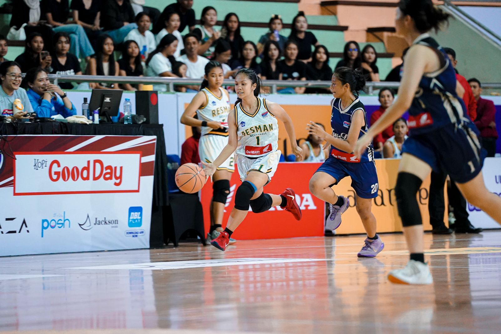 MELAJU KE SEMIFINAL: Pemain basket SMAN 2 Denpasar (Resman) berhasil melaju ke babak semifinal Hondal DBL 2025 Bali Series.