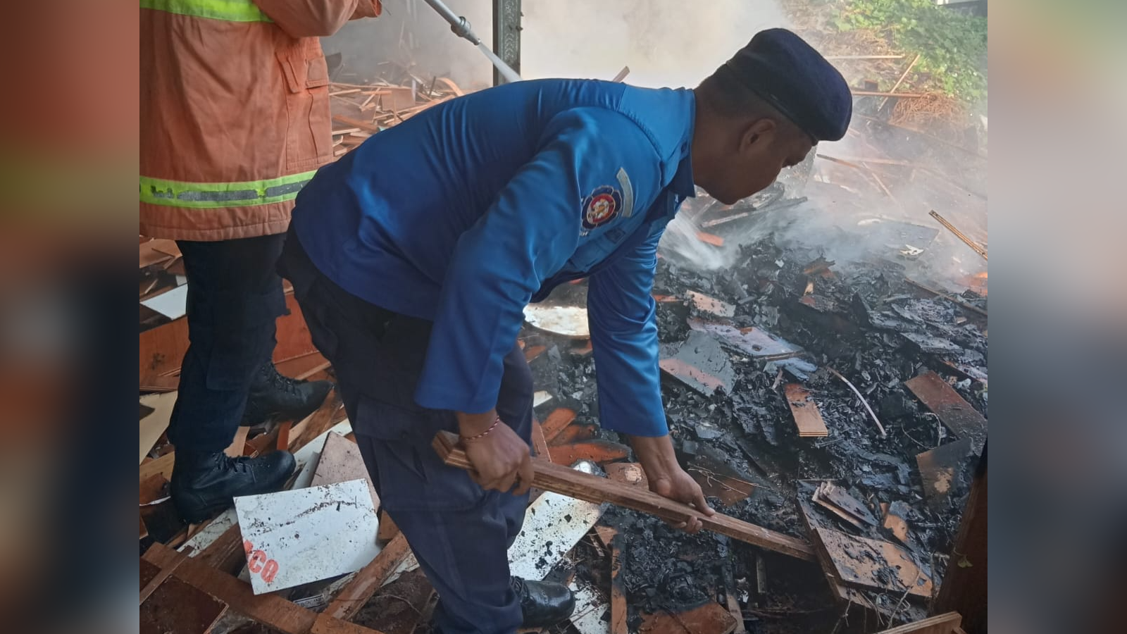 KEBAKARAN: Petugas Pemadam Kebakaran Buleleng memadamkan api di sebuah mebel.