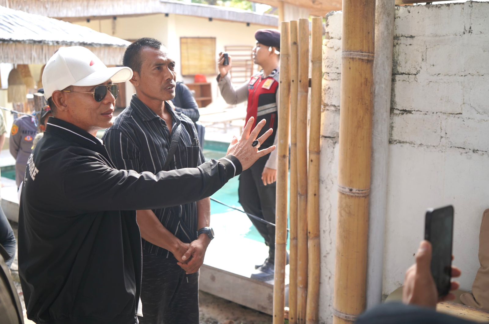 BONGKAR BANGUNAN: Tim melakukan pembongkaran bangunan di Pantai Jungut Batu, Nusa Penida.