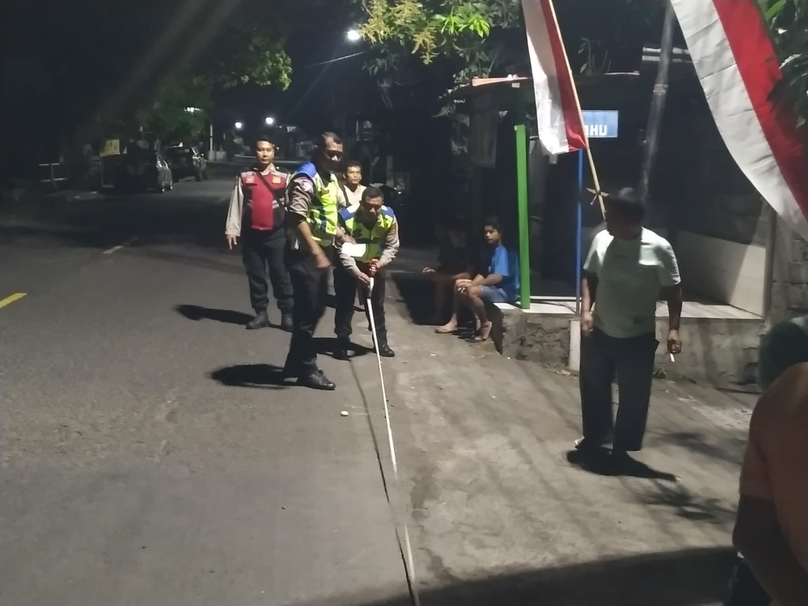 OLAH TKP: Polisi lakukan olah TKP di lokasi kecelakaan lalu lintas di Jalan Raya Singaraja-Seririt.