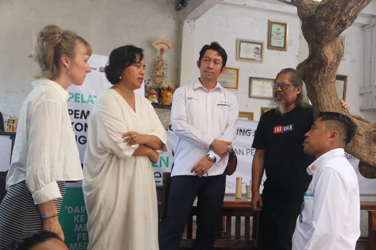 KEMBANGKAN LITERASI: Ketua Yayasan Mahima Indonesia, Kadek Sonia Piscayanti (dua dari kiri) saat menerima tim dari PLN.