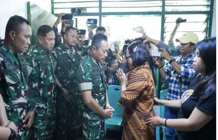 Pangdam IX/Udayana Mayjen TNI Piek Budyakto saat melayat ke kediaman Prada Lucky, di Asrama Kuanino, Kecamatan Kota Raja, Kota Kupang, Senin (11/8) kemarin.