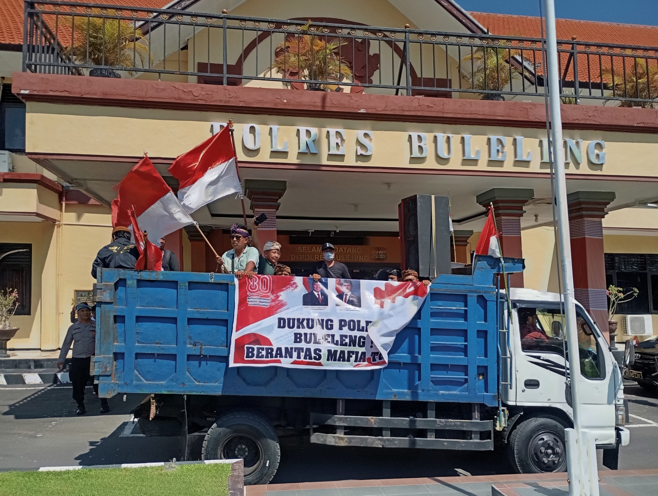 NAIK TRUK: Massa mendatangi Polres Buleleng sambil membawa truk yang berisi sound horeg.