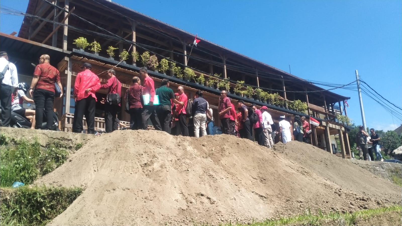 MELANGGAR: DPRD Tabanan melakukan sidak salah satu bangunan yang melanggar aturan tata ruang di kawasan Jatiluwih.