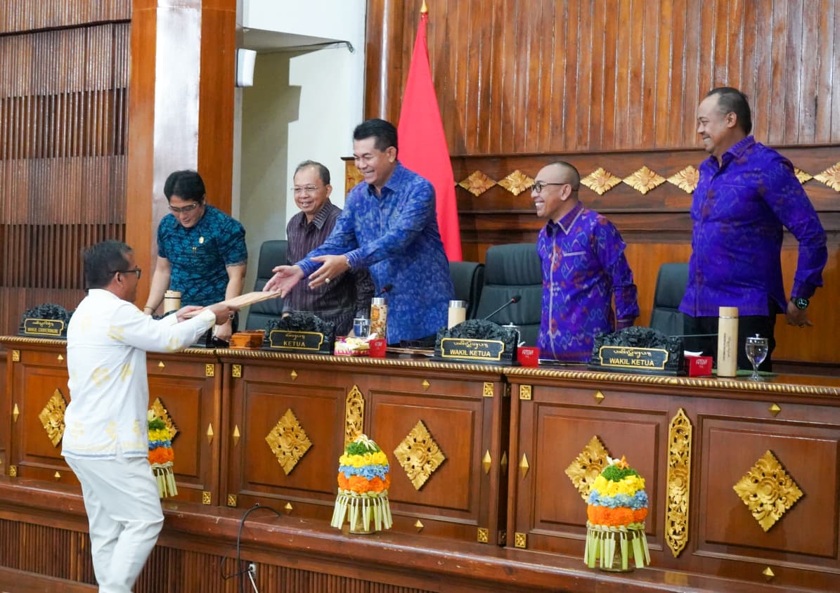 MINTA PENUNDAAN: Ketua Fraksi Gerindra-PSI DPRD Bali, Gede Harja Astawa (baju putih) meminta DPRD Bali menunda pembahasan Ranperda Bale Kertha Adhyaksa.