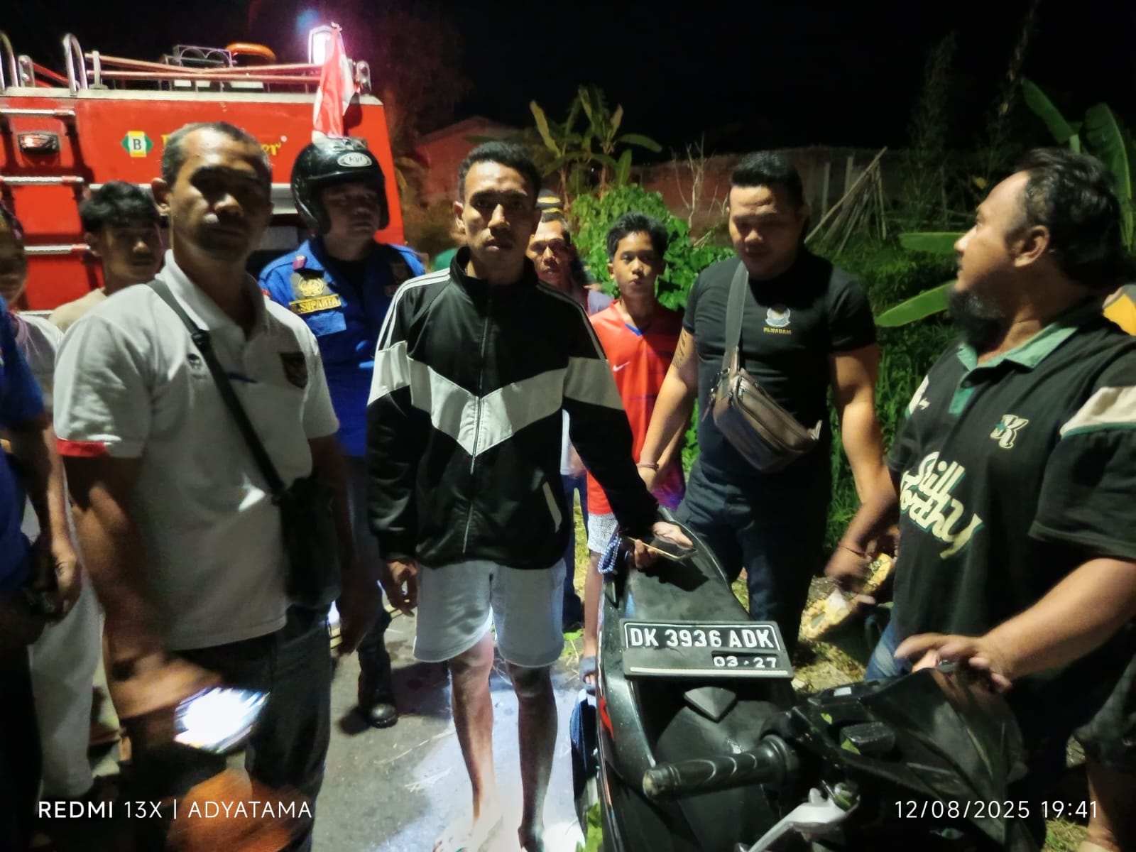 BERHASIL EVAKUASI: Tim Pemadam Kebakaran Buleleng bersama warga berhasil mengevakuasi kendaraan yang terjun ke jurang di wilayah Desa Ringdikit, Buleleng.