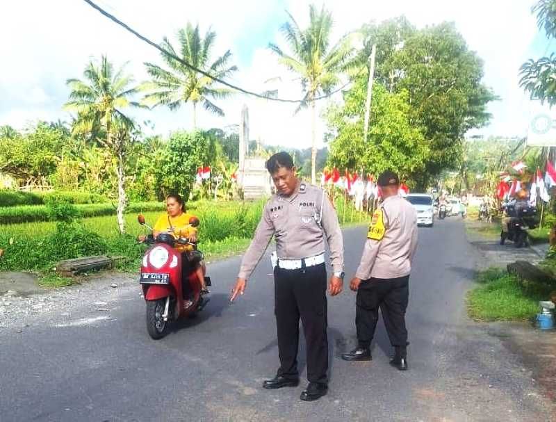 OLAH TKP: Personel Satuan Lalu Lintas Polres Karangasem melakukan olah TKP kecelakaan. Insiden itu dipicu seorang remaja yang nekat mengemudikan truk.