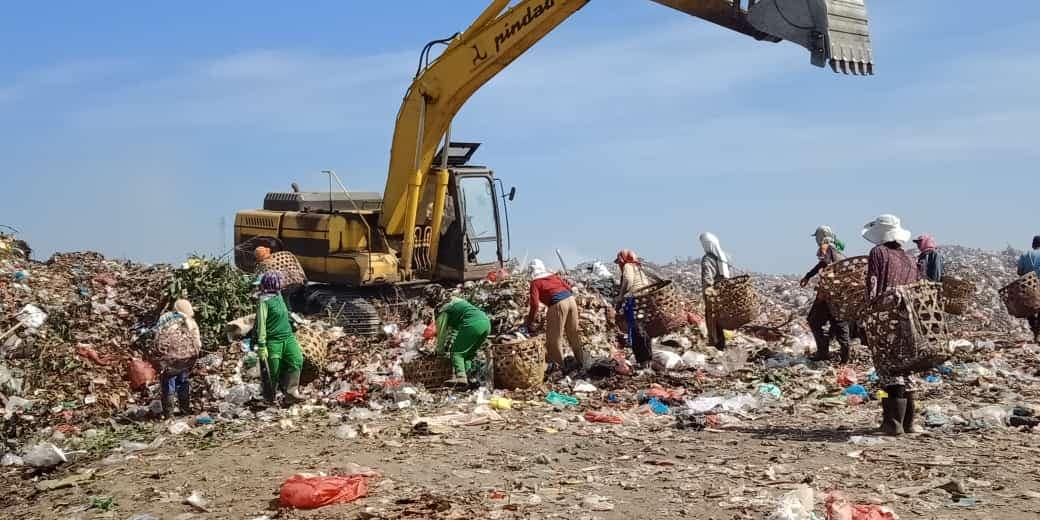 RUSAK: Alat berat di TPA Bengkala mengalami kerusakan. Akibatnya pembuangan sampah ke TPA tersendat.