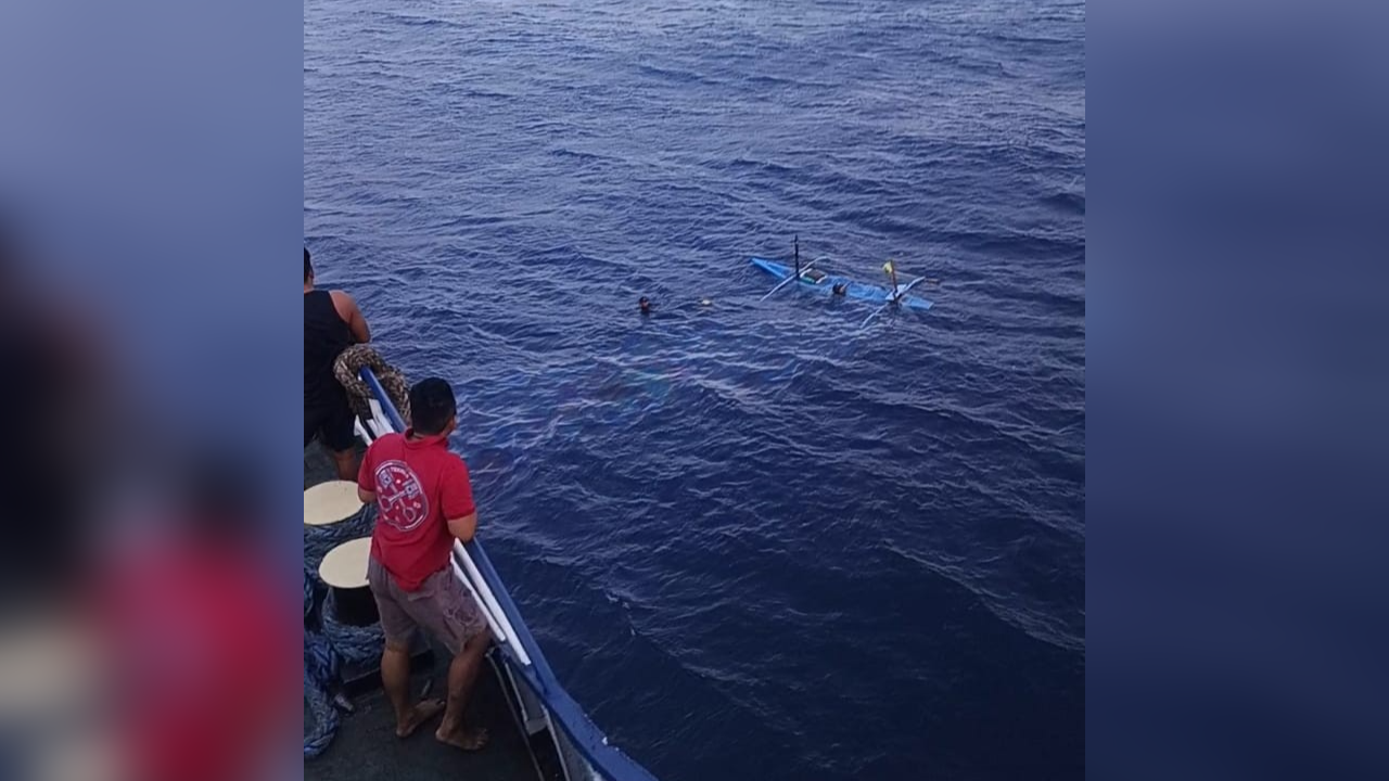 DRAMATIS: Suasana penyelamatan nelayan yang perahunya terbalik di Selat Bali. ABK KMP Gerbang Samudra 2 turun tangan memberikan pertolongan.