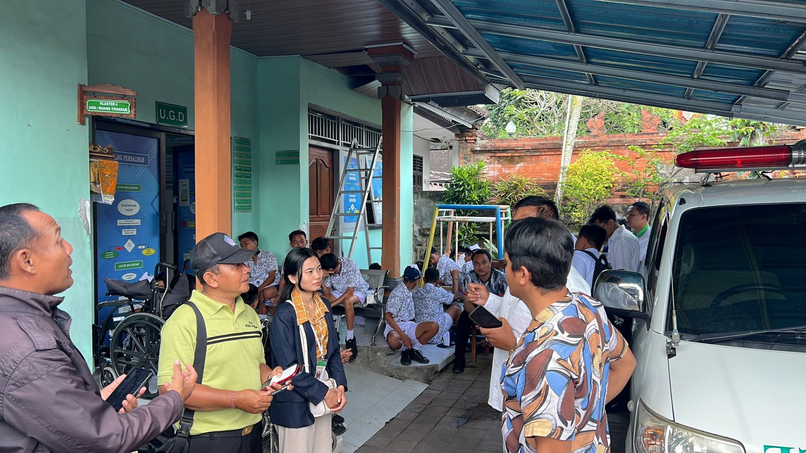 KERACUNAN: Petugas kepolisian dan Disdikpora mendatangi puskesmas tempat para siswa mengalami pengobatan setelah mengeluhkan keracunan.