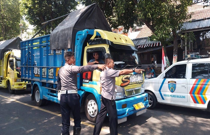 Petugas Dishub Buleleng melakukan penjagaan dan pengalihan arus lalin di Tugu Singa Ambara Raja.
