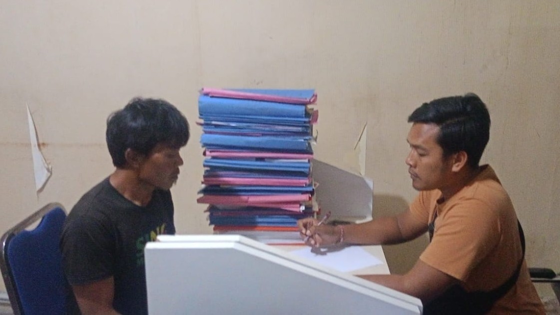 PENCURI GABAH: Polisi meringkus Mulyadi (kiri) warga Banyuwangi, yang mencuri gabah di Tabanan dan Badung.