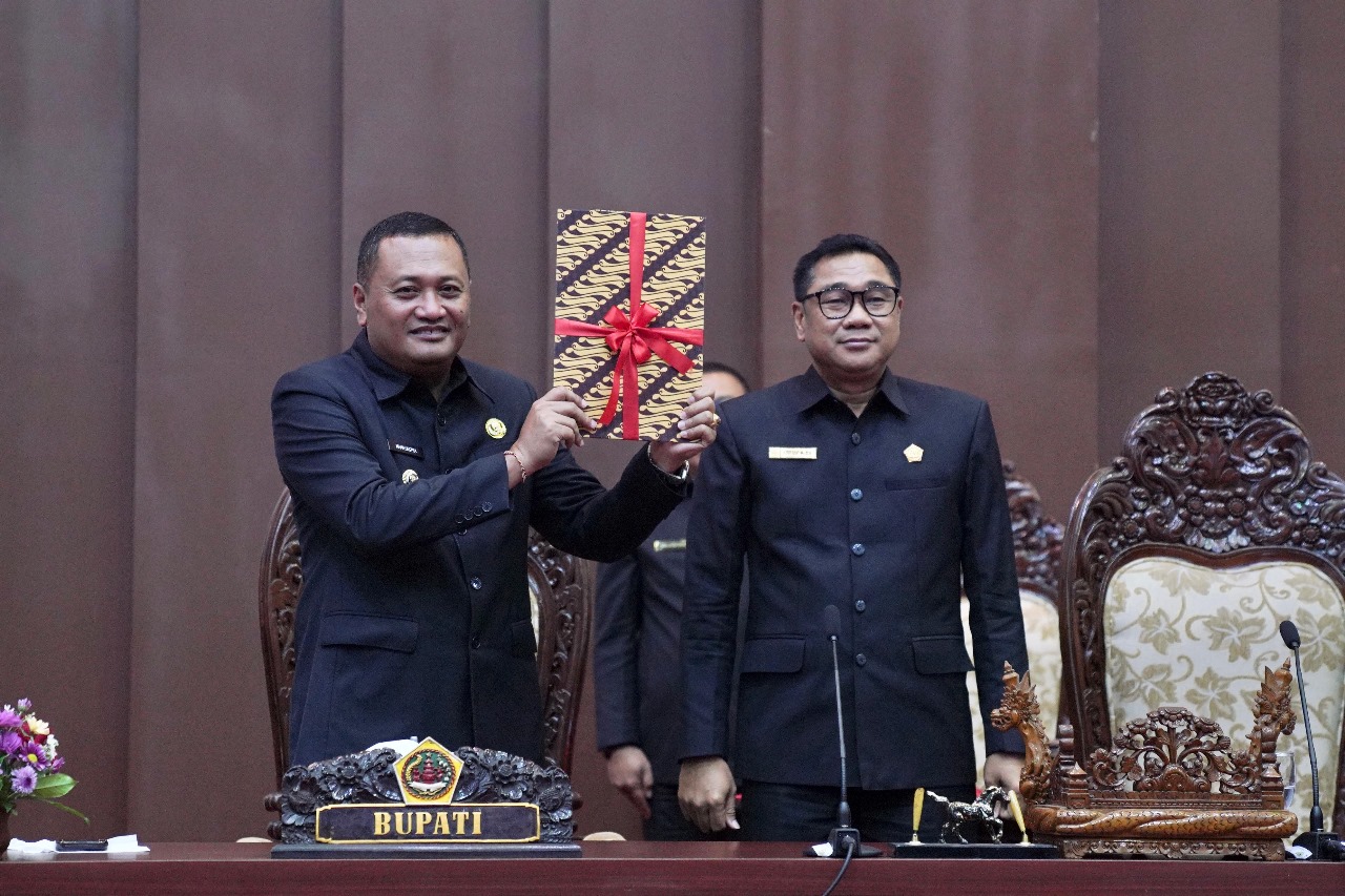 MULUS: Bupati Gianyar, I Made Mahayastra (kiri) menunjukkan dokumen persetujuan. Pemkab Gianyar akan meminjam dana ratusan miliar dari BPD Bali.