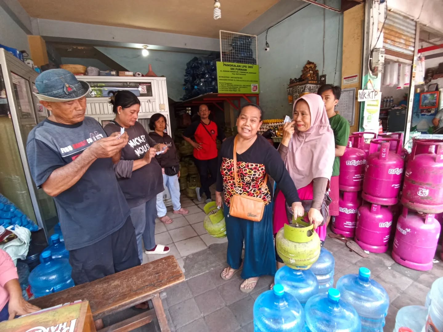 CARI GAS: Warga mengantre untuk mendapatkan gas elpiji bersubsidi di Bali.